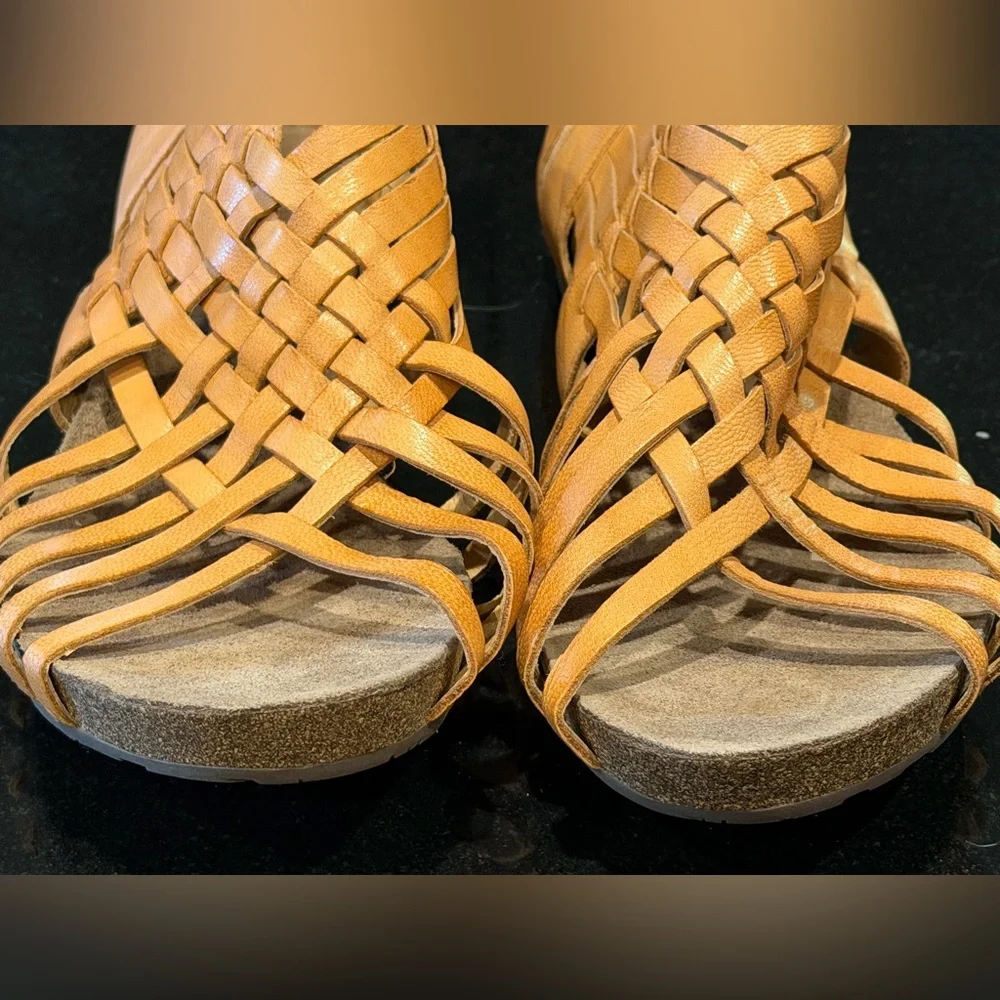 Chocolat Blu Vivienne Sandals, Size 11 - Picture 9 of 13